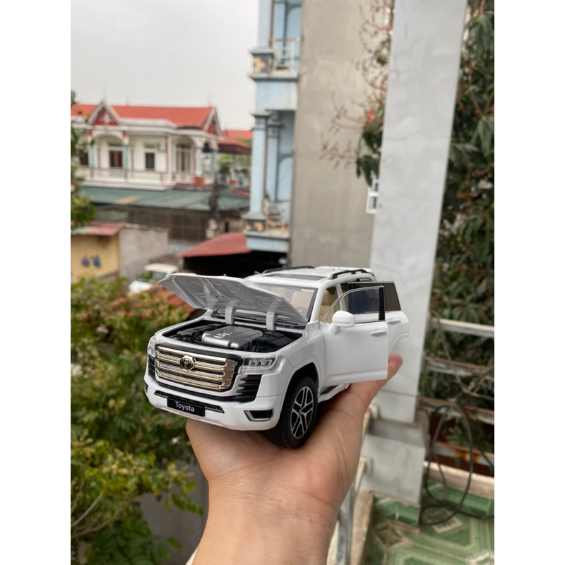Mô hình xe Toyota Land Cruiser LC300 tỉ lệ 1:24 full Kính
