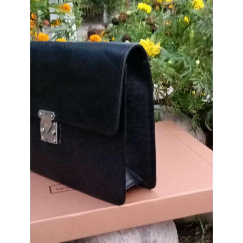 Clutch cầm tay hiệu LV