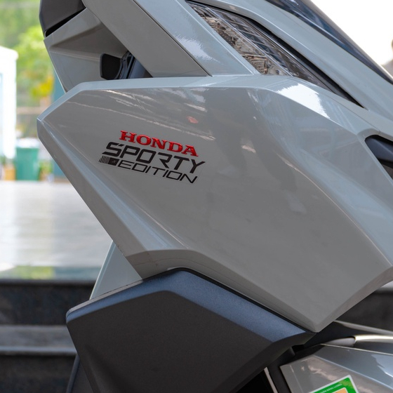 Cặp tem chữ Sporty Edition trước cho các dòng xe