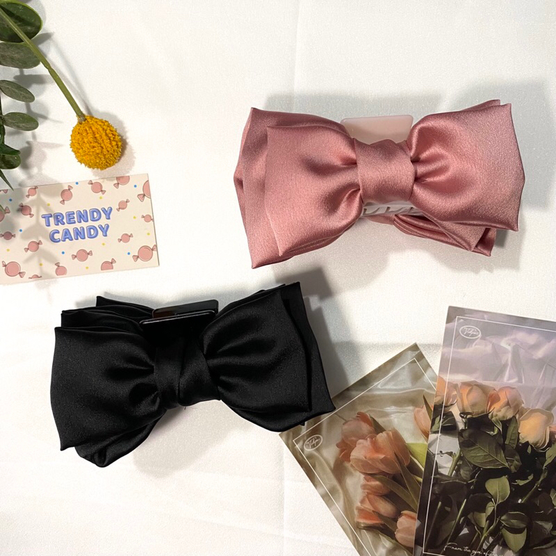 Kẹp càng cua gắn nơ tiểu thư dễ thương.