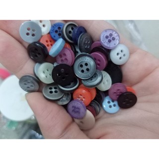 nút to,nhỏ đủ màu lộn xộn,trang trí,....mix