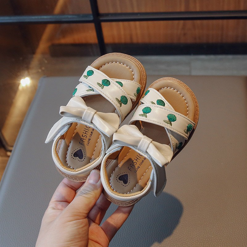 Giày sandal nơ thêu bông quai chéo mã D36