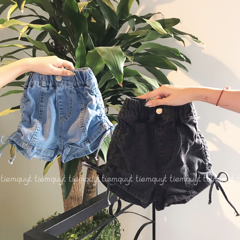Quần jeans ngắn trơn có 2 màu xanh và đen kiểu dáng cột dây rút hai bên thời trang mùa hè phù hợp cho bé gái mặc đi chơi