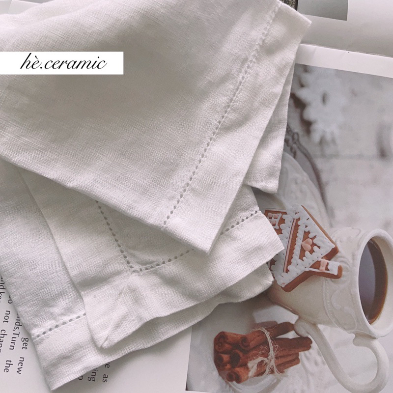 HÈ.CERAMIC / Khăn vải linen thêu cạnh màu trắng, màu hồng nhạt. Khăn vải linen, Napkin bàn ăn, bàn tiệc.
