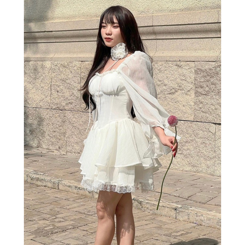 ĐẦM TRẮNG NHÚN NGỰC VIỀN BÈO TAY PHỒNG LAI TẦNG REN KÈM DÂY CHOKER HOA