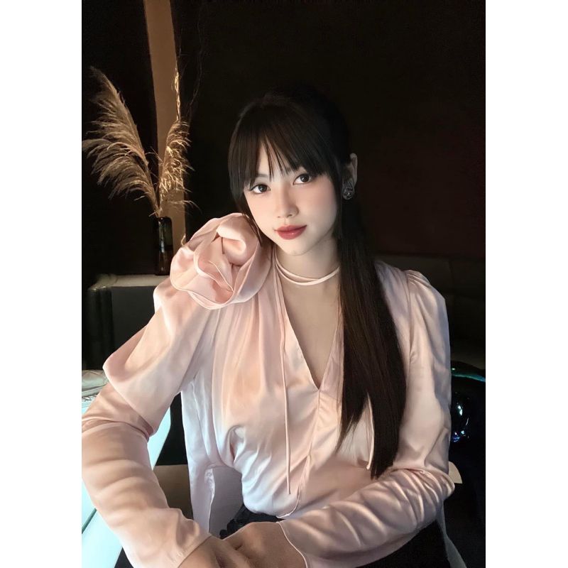 Áo Sơ Mi Lụa Gắn Hoa Và Chân Váy Đuôi Cá Dáng Dài