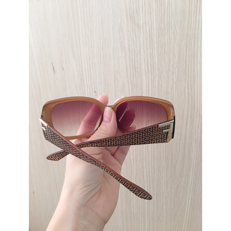 Kính mát nữ ôm mặt. si tuyển