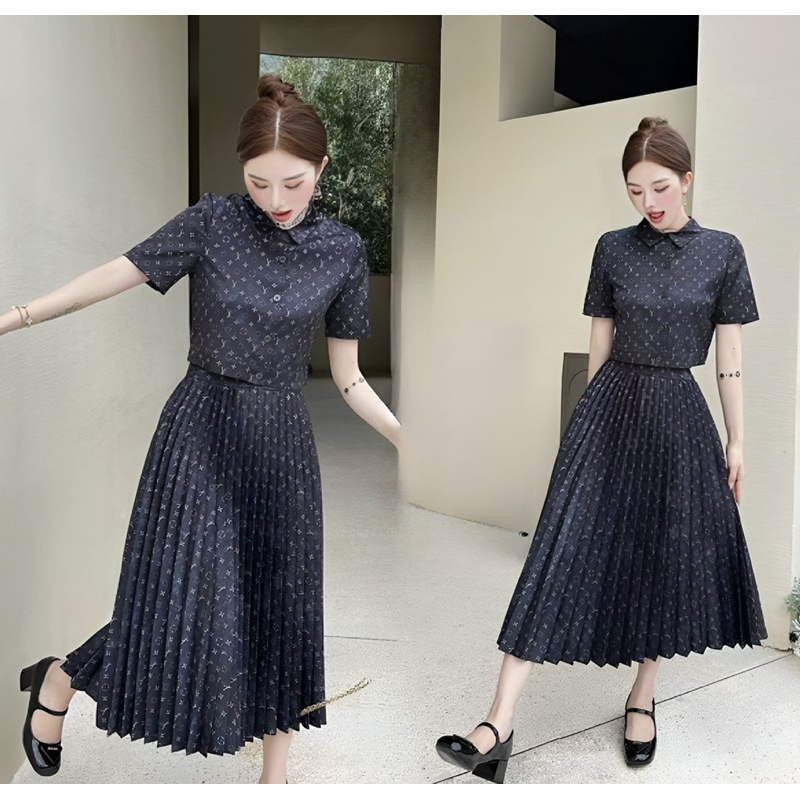 ( HÀNG QUẢNG CHÂU CAO CẤP) SET ÁO SƠ MI CROP TOP + CHÂN VÁY DÀI XẾP LY DÁNG XÒE - HỌA TIẾT LV SANG CHẢNH