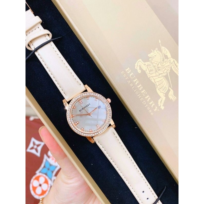 (Shop uy tín ) Đồng hồ nữ " loại 1 xịn " Burberry mặt tròn viền đá, dây da xịn sò cực sang trọng