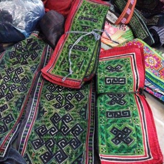 Thổ cẩm  thêu tay dân tộc H'Mong tinh xảo, tỉ mỉ
