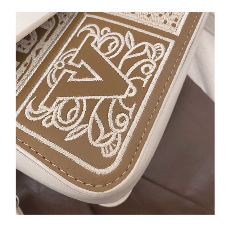 Túi xách da thiết kế cao cấp thêu hoạ tiết, khoá bạc cao cấp