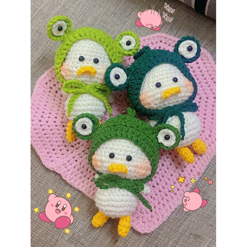 Móc khoá vịt con má bánh đội nón/ mũ ếch cột dây nơ bằng len nhồi bông dễ thương a