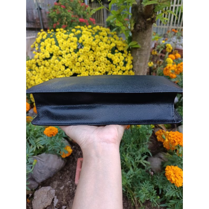 Clutch cầm tay hiệu LV