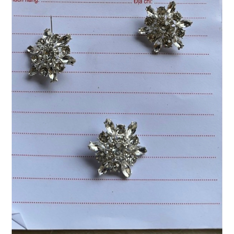 Tag đá cài áo cực sang