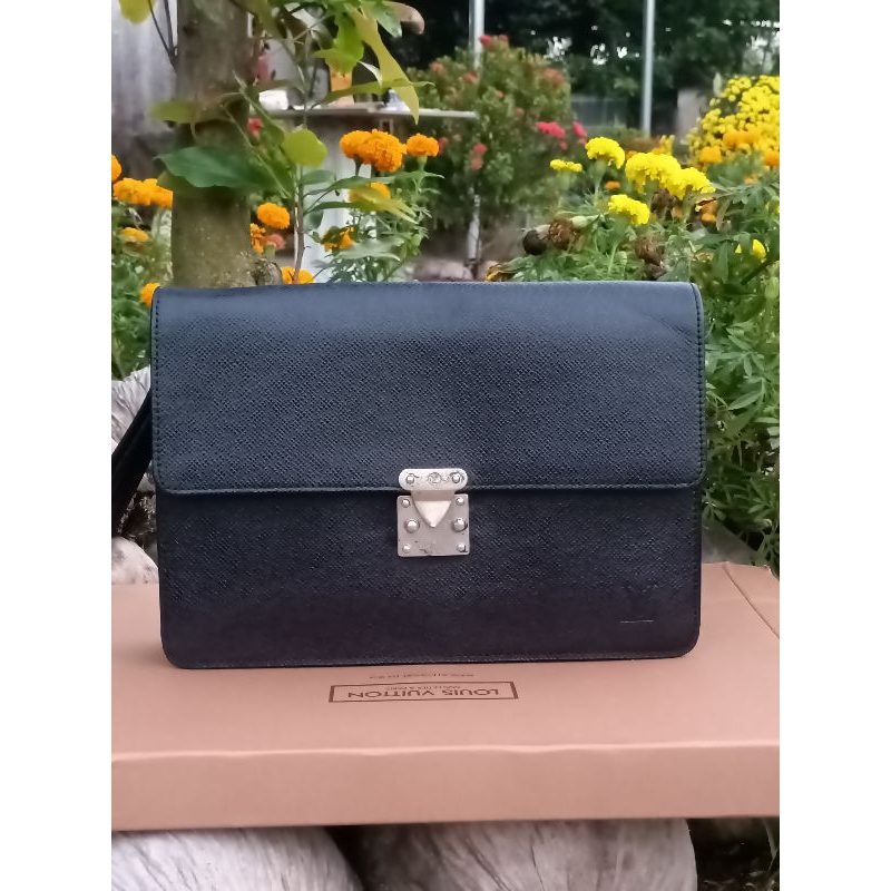Clutch cầm tay hiệu LV