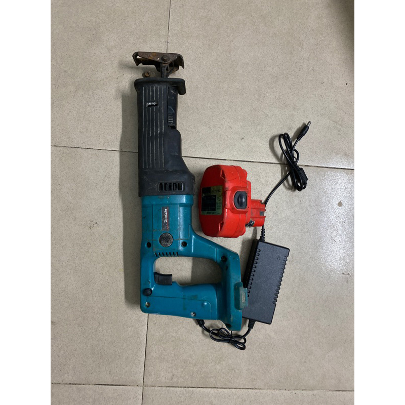 Máy công cụ :vít góc 9.6v makia 6940D và cưa kiếm makita 18v JR180D