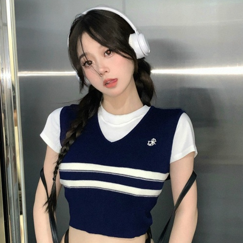 Set áo thun trắng croptop phối áo gile kẻ ôm body tôn dáng phong cách trẻ trung năng động mới