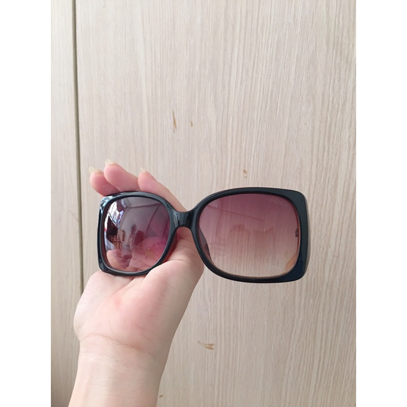 Kính mát nữ ôm mặt. si tuyển