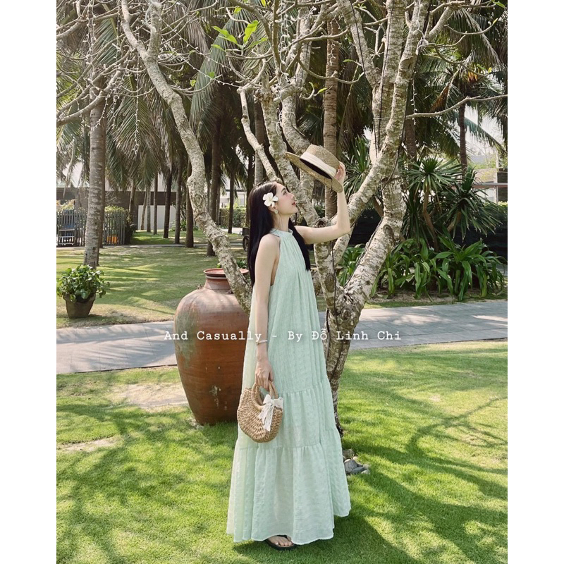 Đầm maxi cổ yếm dáng xuông đuôi xoè phân tầng bầu bì mặc đều được