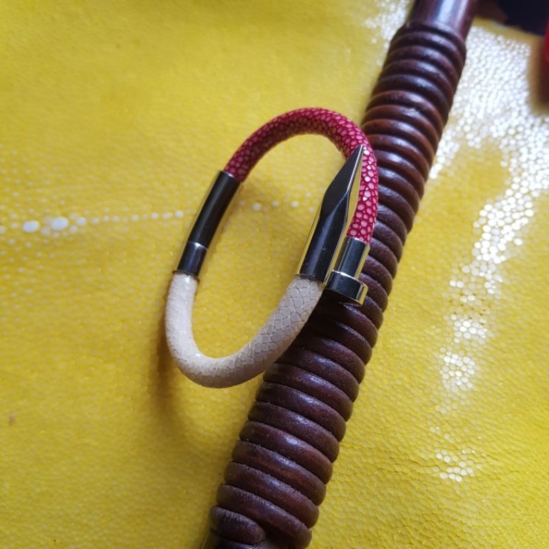 Vòng tay phong thủy da cá đuối charm đinh