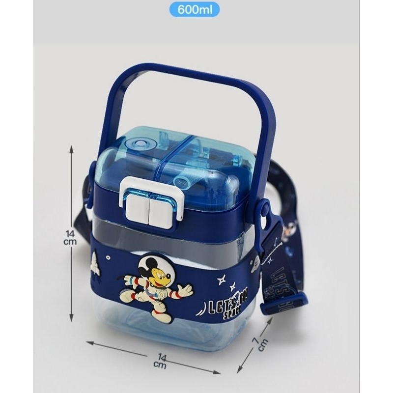 Bình nước hình vuông siêu xinh hãng DISNEY ,2 in1 vừa ống hút và uống trực tiếp .Hình 3D. Có dây đeo và tay xách.