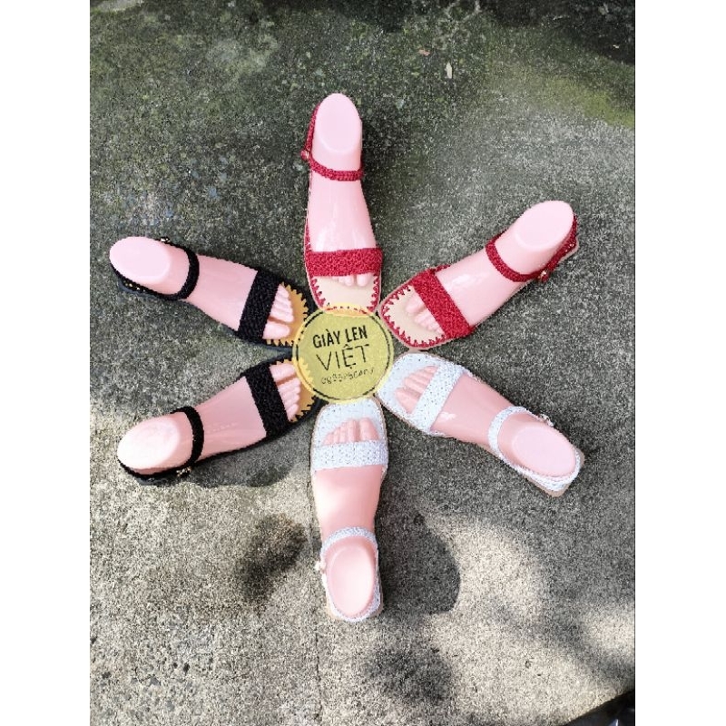 Form bàn chân nhựa trưng bày sản phẩm