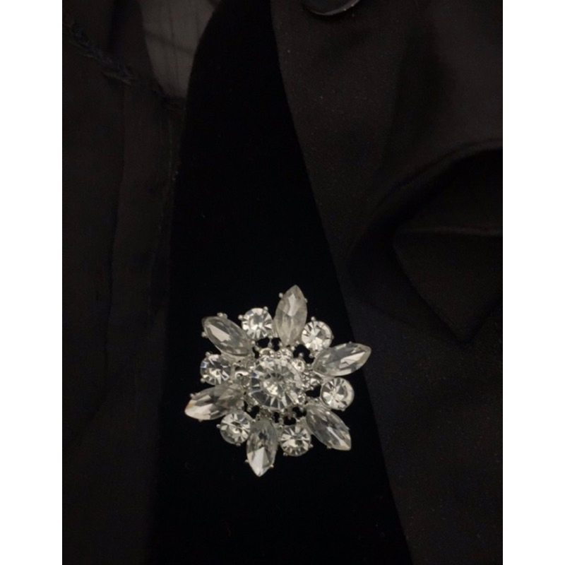 Tag đá cài áo cực sang