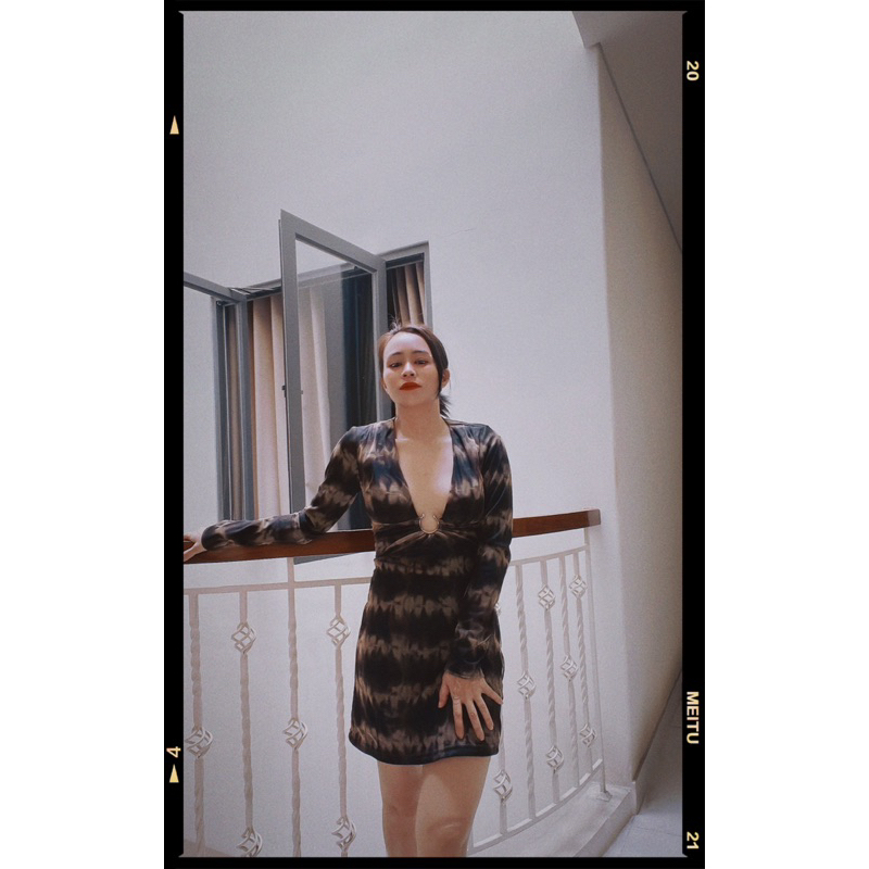 Đầm zara xẻ ngực