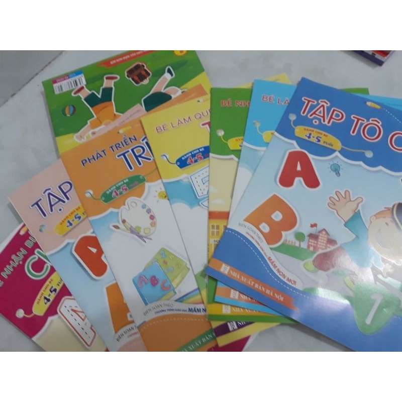 Bộ tập tô màu cho bé gồm 8 quyển