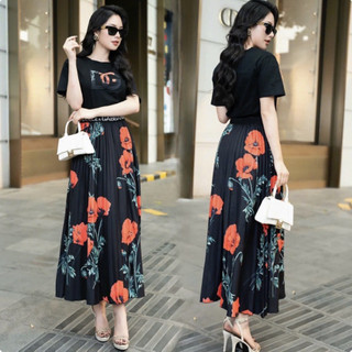 Set áo thun cotton logo rõ đẹp+ chân váy lụa xếp ly - họa tiết đen trắng sành điệu