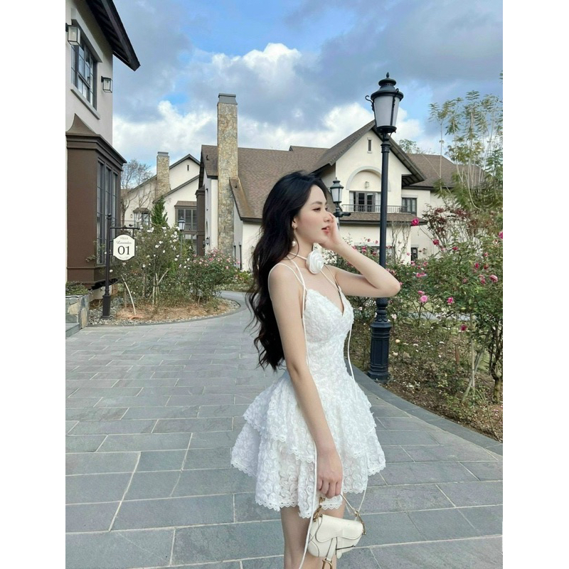 Đầm xoè ren hoa hồng tầng hai dây kèm tag hoa hai màu trắng đen