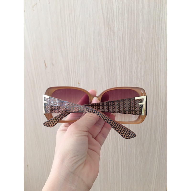 Kính mát nữ ôm mặt. si tuyển