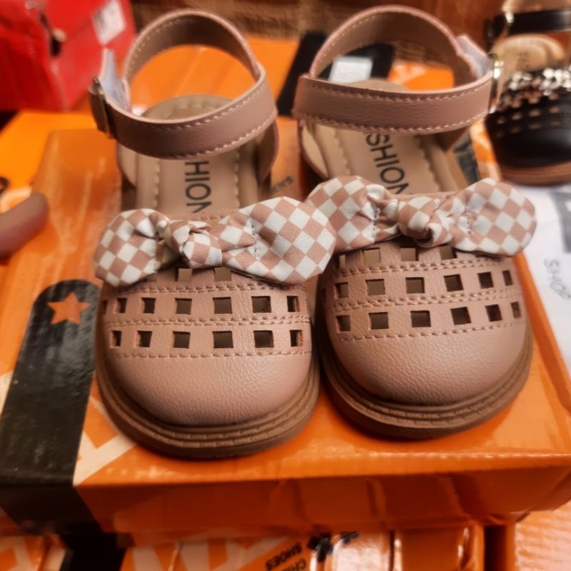 Giày búp bê bé gái sandal dép rọ cho bé gái 1 - 8 tuổi chống trượt thoáng khí quai hậu đi học Quảng Châu Rionashop