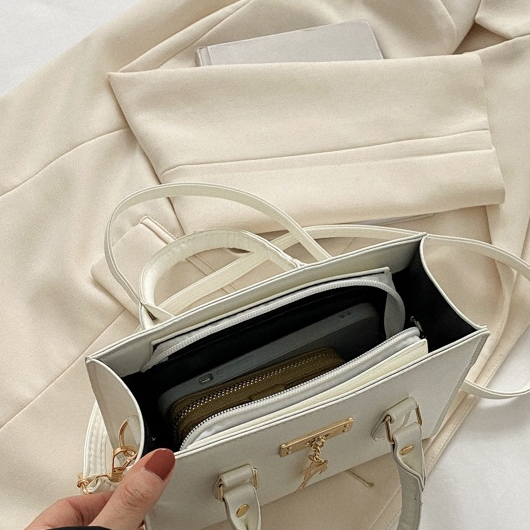 Túi xách nữ đeo chéo kiểu vuông khóa kéo có quai xách thanh lịch kèm móc khóa kim loại, có hai màu đen và trắng