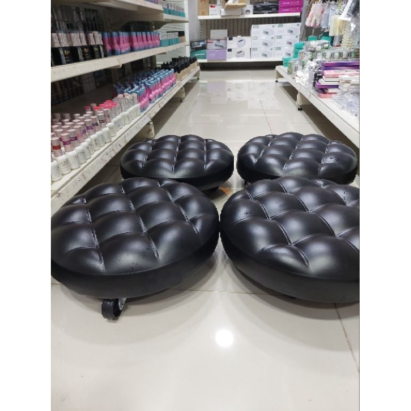 Ghế ngồi làm nail có 4 bánh xe gọn .êm ,chắc