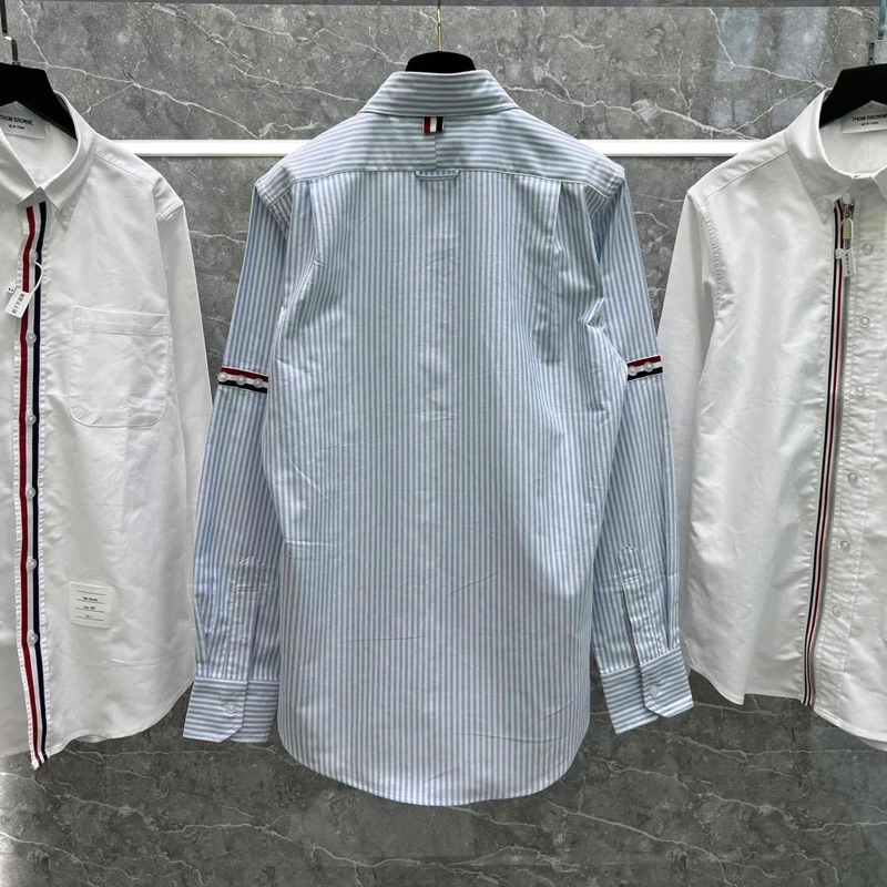 Áo sơ mi kẻ nam nữ Thom Browne dài tay sọc xanh trắng thêu vạch màu bắp tay logo chữ bụng lịch lãm SM45P | BigBuy360 - bigbuy360.vn