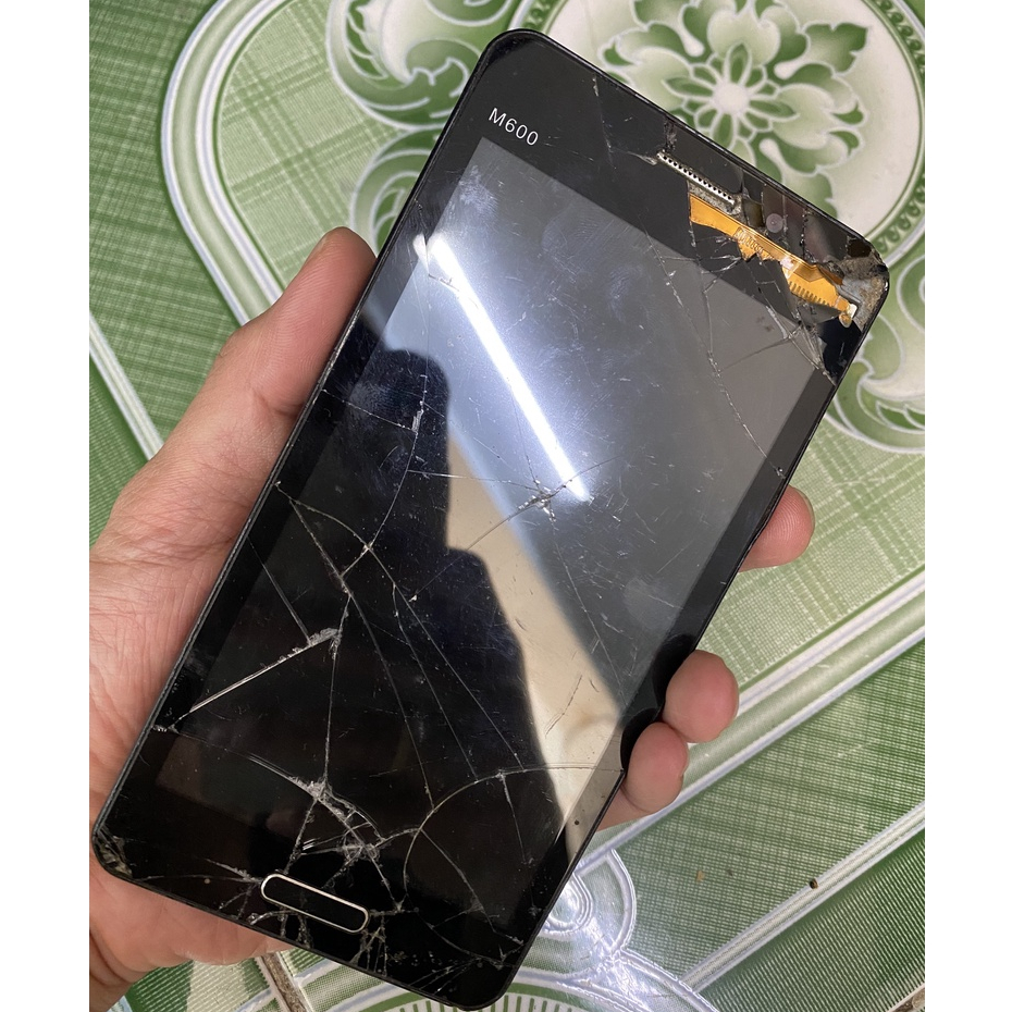Điện thoại cũ màn hình 5inch Masstel M600 ve chai bán xác