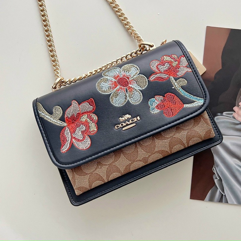 Túi đeo chéo C0.ach Klare Crossbody Embroidery