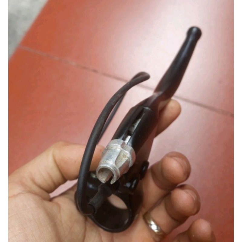 Tay phanh bên phải xe điện