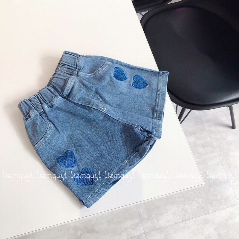 Quần jeans ngắn màu xanh có gắn nơ và họa tiết trái tim cho bé gái phù hợp trong mùa hè cho bé mặc đi chơi, đi học