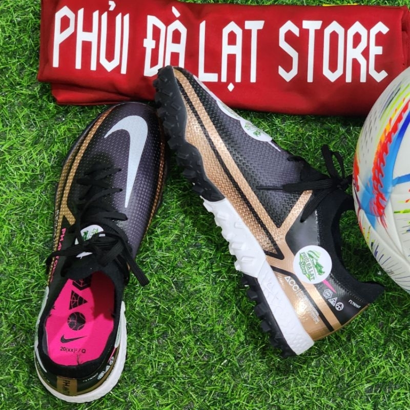 Giày đá bóng Phantom GT2 có khâu đế