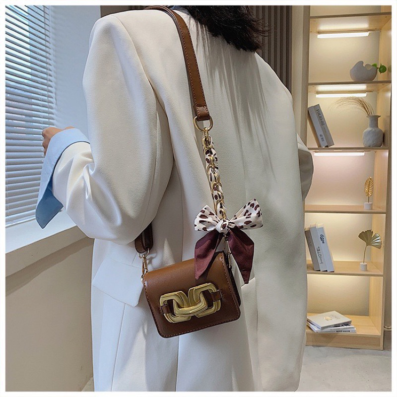 Túi mini đeo chéo dây tết khăn khoá móc xích vàng to không vừa điện thoại