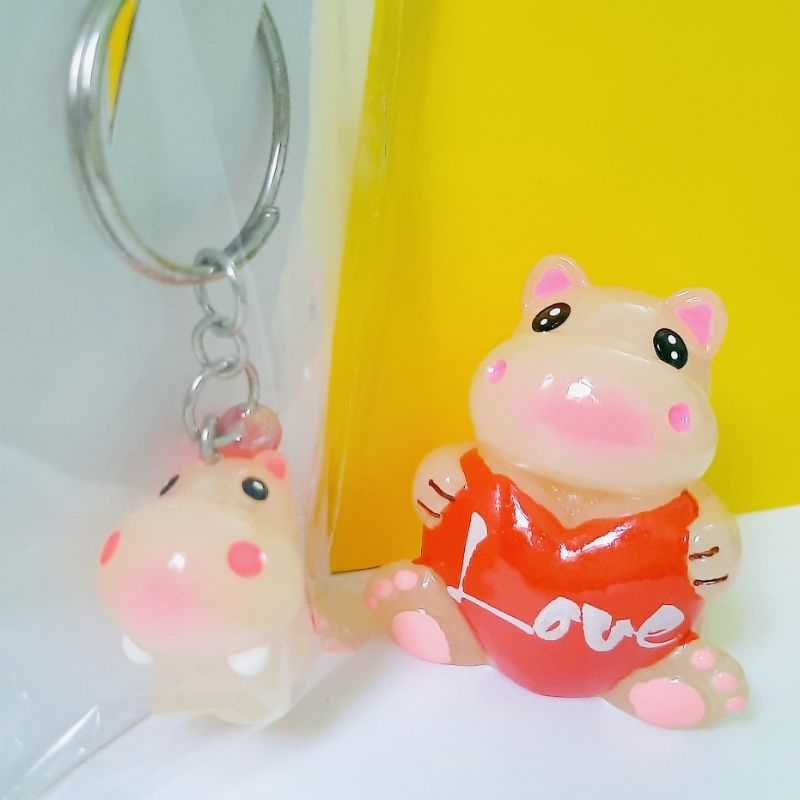 Tượng trang trí và móc khóa dạ quang - Hà mã hồng ôm tim