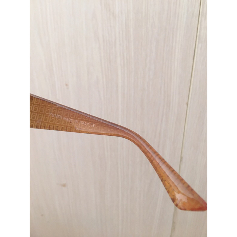 Kính mát nữ ôm mặt. si tuyển