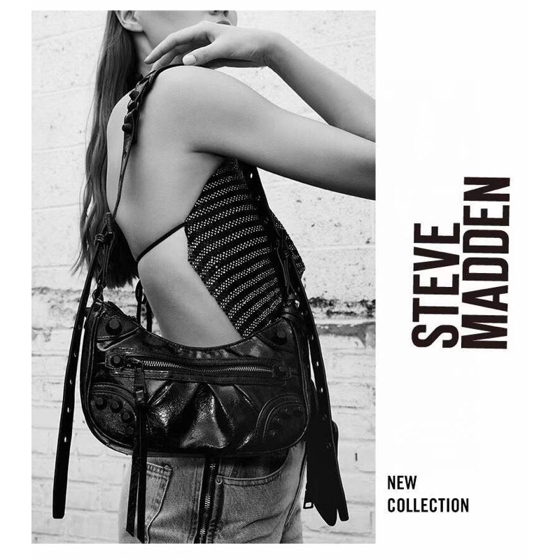 Túi Steve Madden ánh đen nổi bật kèm charm chảnh như Balen cì