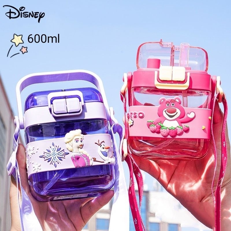 Bình nước hình vuông siêu xinh hãng DISNEY ,2 in1 vừa ống hút và uống trực tiếp .Hình 3D. Có dây đeo và tay xách.