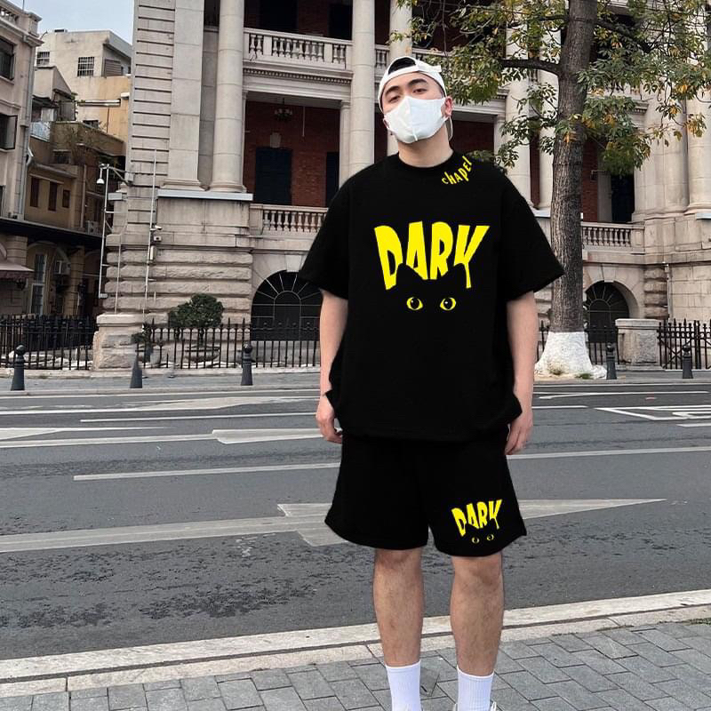 bộ thể thao đùi nam dark chapel màu đen in chữ vàng đôi mắt