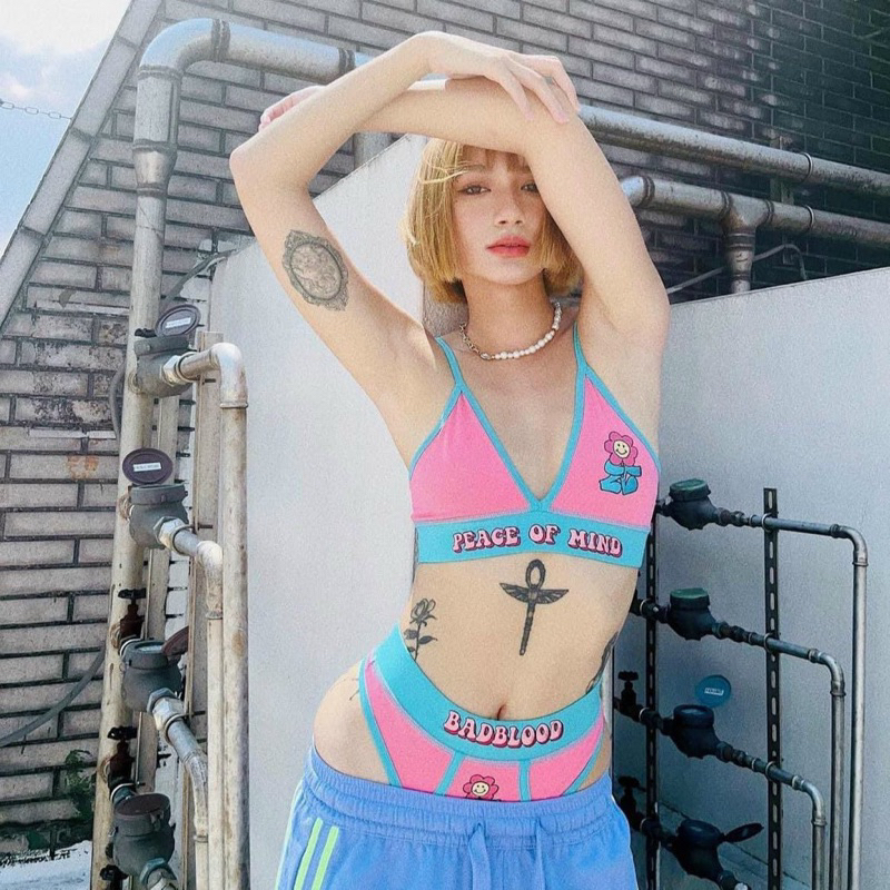 Bikini hồng viền xanh in logo bông-Komistore