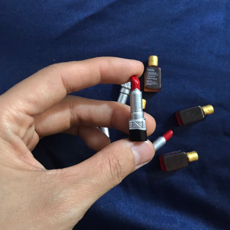 Mô hình cây son môi và chai nước hoa mini tí hon dùng cho trang trí nhà búp bê Barbie, BJD tỉ lệ 1/8 1/6 charm ốp