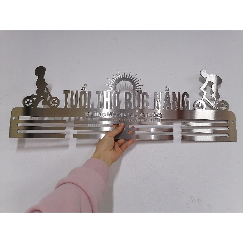 KT: 600x200mm Giá treo huy chương gắn tường bằng inox, thiết kế CHỮ theo yêu cầu